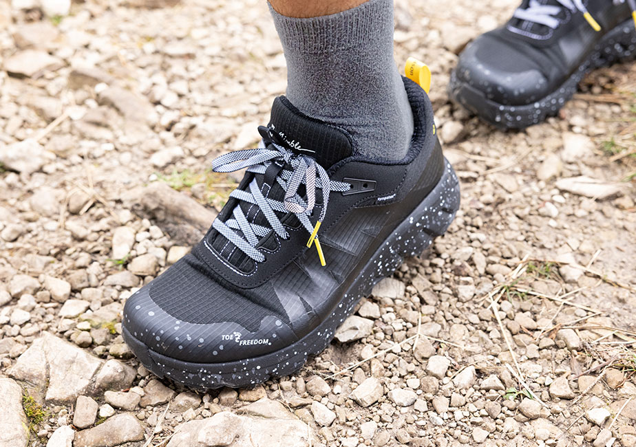 Der Joe Nimble Explore Addict Trailschuh in schwarz im Einsatz