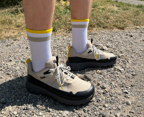 Explore Addict Schuh auf Feldweg