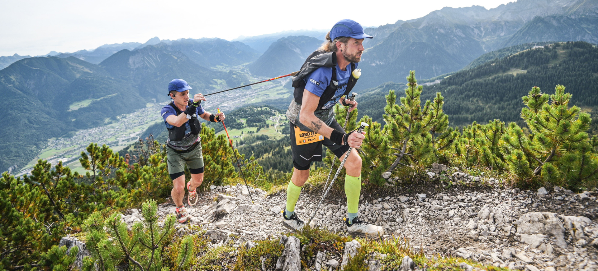 Jens Kramer mit Trainingspartner im Bergaufstieg beim Transalpine