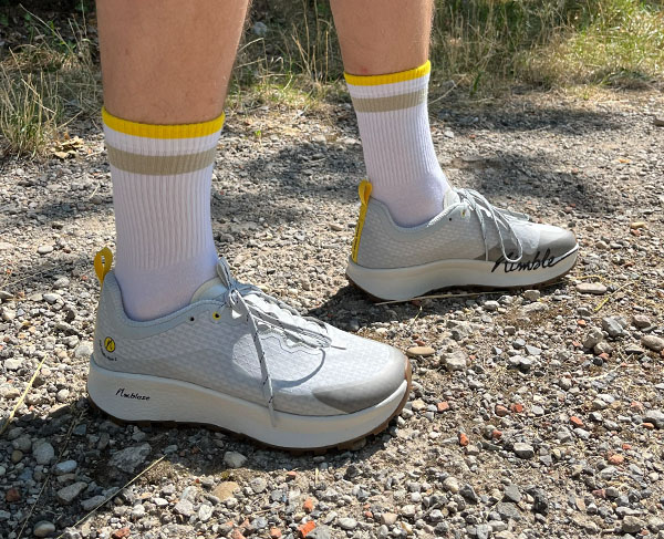 Trail Addict Flow 2 Schuhe auf Feldweg