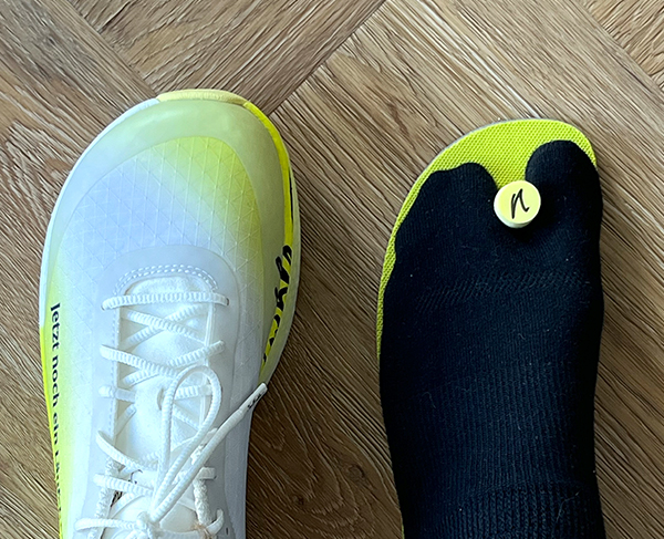 big toe spacer im einsatz neben schuh