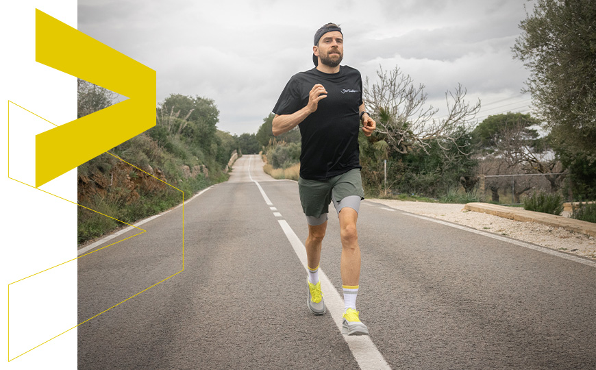 Jonas Deichmann beim Straßenlauf mit den Joe Nimble Addict Flow Laufschuhen