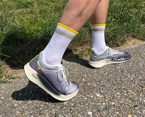 Addict Flow 2 Schuhe auf Feldweg