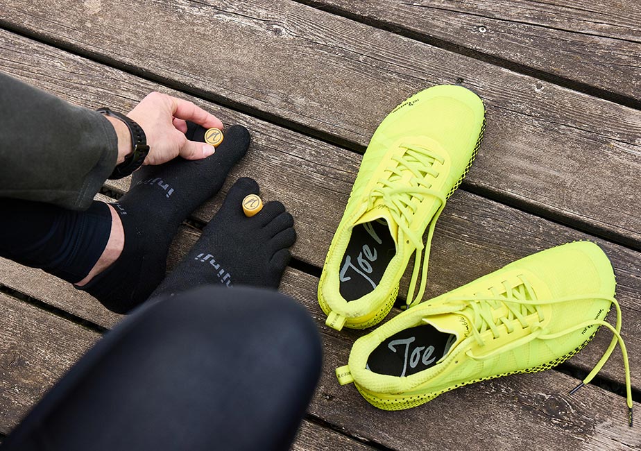 Der Joe Nimble Addict Pro-R Laufschuh in Gelb beim Lauftraining mit den passenden Zehensocken und Zehenspreizer / ToeSpreader