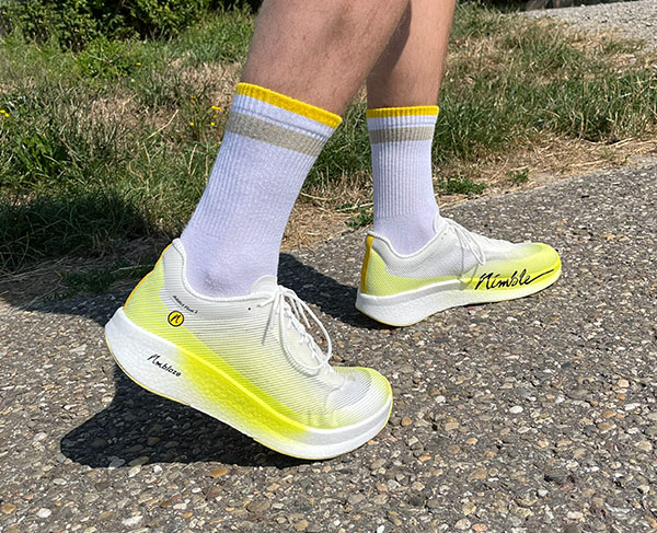 Addict Flow 2 Schuhe auf Feldweg