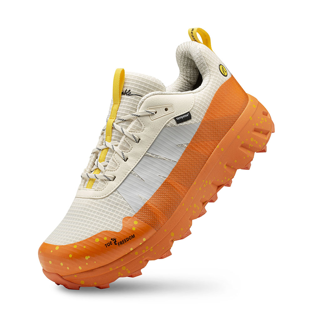 Der Joe Nimble Explore Addict Wanderschuh in orange auf der Spitze stehend