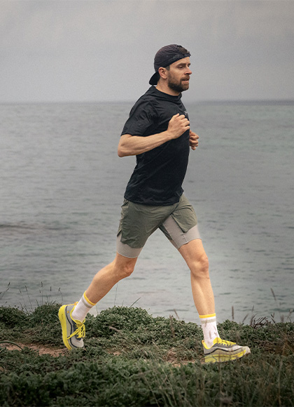 Jonas Deichmann beim Trailrunning mit den Joe Nimble Trail Addict Flow Laufschuhen