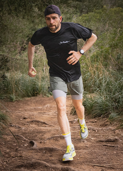 Jonas Deichmann beim Trailrunning mit den Joe Nimble Trail Addict Flow Laufschuhen auf einem Mallorca Trail