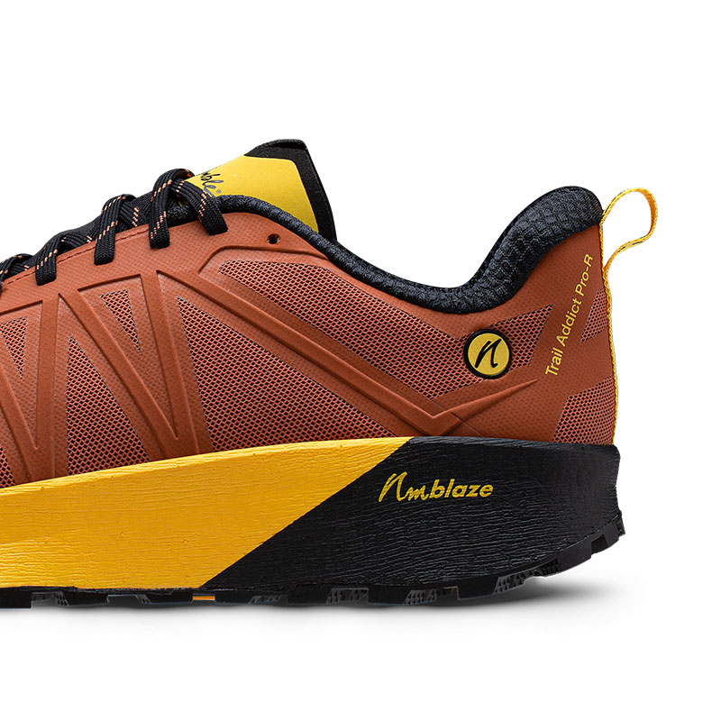 Der Absatz und die Sohle mit nmblBlaze Mittelsohle des Joe Nimble Trail Addict Pro-R Trail Laufschuh in braun