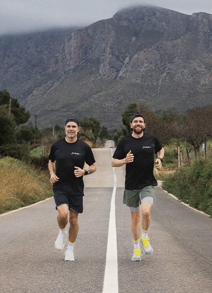 Jonas Deichmann und Sebastian Bär beim gemeinsamen Straßenlauf mit den Joe Nimble Addict Flow Laufschuhen