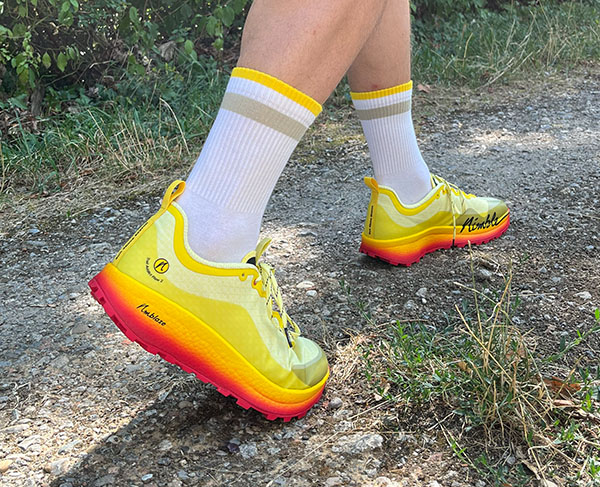 Trail Addict Flow 2 Schuhe auf Feldweg
