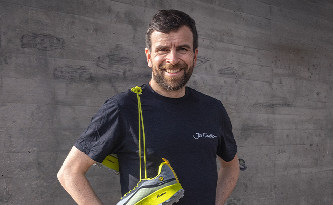 Portraitaufnahme mit Jonas Deichmann und den Joe Nimble Trail Addict Flow Laufschuhen