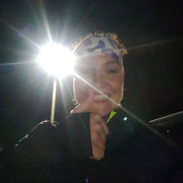 Reka sagt Danke und zeigt den Daumen hoch