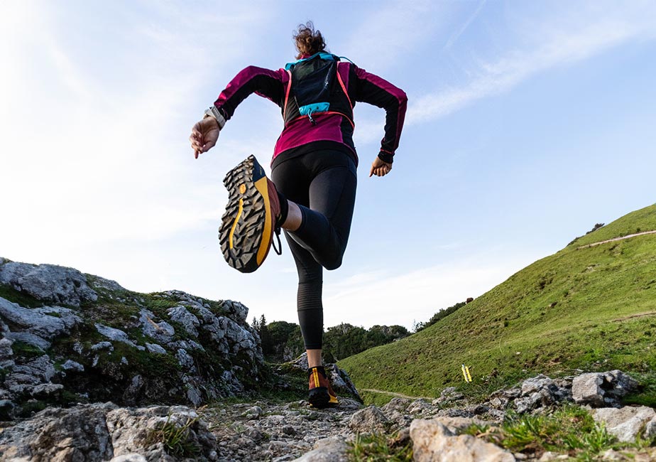 Trailläufer beim Lauftraining im Gelände mit dem Joe Nimble Trail Addict Pro-R Traillaufschuh in braun